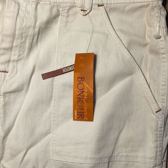 White skirt  - Picture 3 of 4